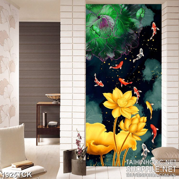 Tranh in uv bông sen vàng bên hồ cá chép trong đêm