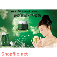 Poster mỹ phẩm và cô gái