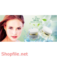 Poster mỹ phẩm cô gái và nước