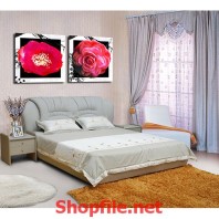 hai bông hoa hồng trong phòng ngủ