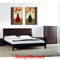 lọ hoa chấm bi đỏ và đen