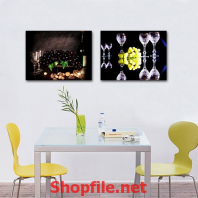 những quả nho đen và cái ly