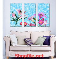 những bông hoa ly và nền nước biển