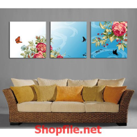 phong cảnh vườn hoa hồng và chú bướm nhỏ