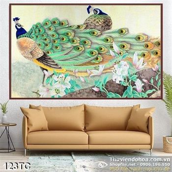 Tranh chim công ve vãn sơn dầu in uv
