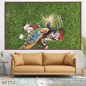 Tranh chim công in uv nền rêu xanh