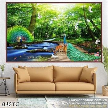 Tranh chim công trong khu rừng già và cây cầu gỗ in uv