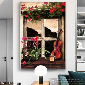 Tranh đang ghi ta và hoa hồng bên cửa