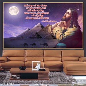 Tranh công giáo Chúa Jesus cầu nguyện bên kim tự tháp psd