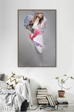 Tranh lụa 3D người mẫu bên cá treo tường
