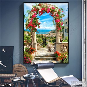 Tranh cánh cổng phủ đầy hoa trước bờ biển