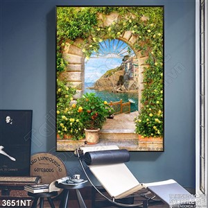 Tranh cánh cổng phủ đầy hoa lá hướng ra biển