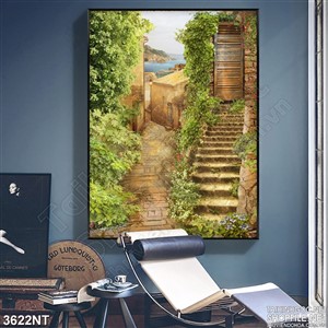 Tranh cánh cửa gỗ cũ kĩ của ngôi nhà phủ xanh