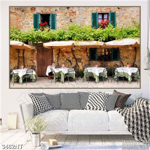 Tranh những bộ bàn ghế trước thềm nhà hàng