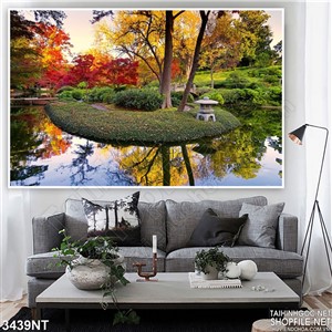 Tranh khu vườn cây lá đỏ trên mặt hồ in uv