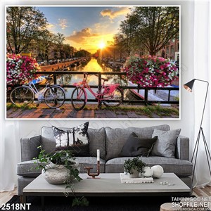 Tranh những chiếc xe đạp trên cầu hoa