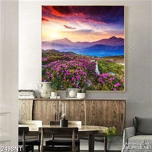 Tranh thung lũng hoa dưới nền trời đỏ