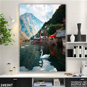 Tranh khu nhà nổi trên sông dưới chân núi