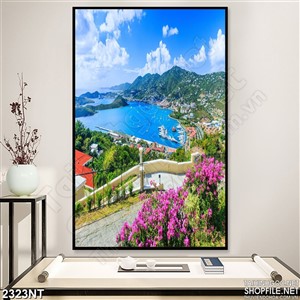 Tranh biển xanh và ngọn núi nhìn từ xa