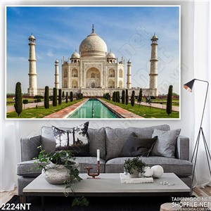 Tranh bể bơi trước lâu đài