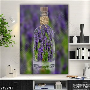 Tranh hoa tím trong lọ thủy tinh