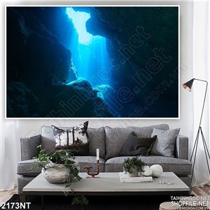 Tranh ánh sáng bên khe đá dưới đáy biển