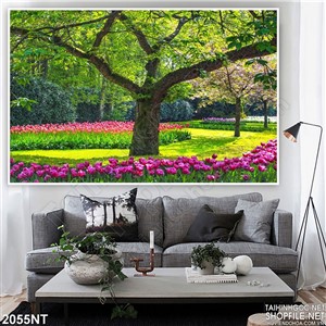 Tranh vườn tulip dưới tán cây xanh