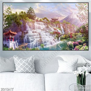 Tranh thác nhỏ trên hồ xanh