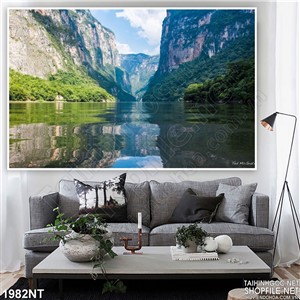 Tranh mặt hồ phẳng lặng dưới khe núi