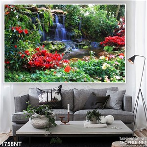 Tranh thác nước nhỏ bên hoa