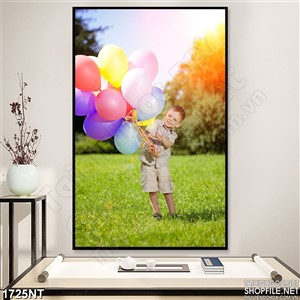 Tranh bé trai và bong bóng