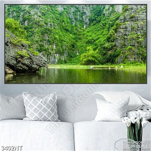 Tranh những ngọn núi bao quanh con sông