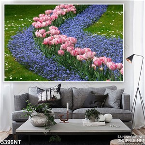 Tranh hoa tulip xen nền cỏ tím