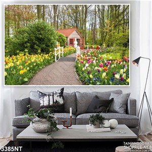Tranh con đường đầy hoa dẫn vào ngôi nhà nhỏ