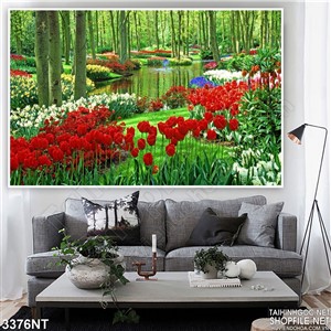 Tranh hoa tulip chen chúc hai bên bờ sông