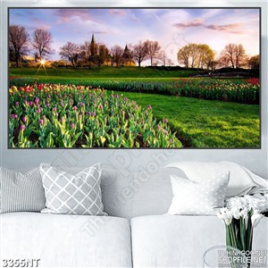 Tranh thảm cỏ giữa vườn hoa tulip