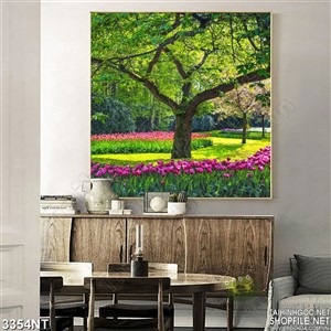 Tranh cây xanh trong vườn hoa tulip
