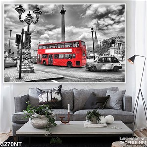 Tranh chiếc xe buýt đỏ trên nên trời đen