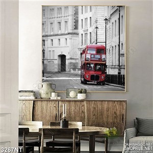 Tranh xe buýt đỏ bên những tòa nhà màu trắng