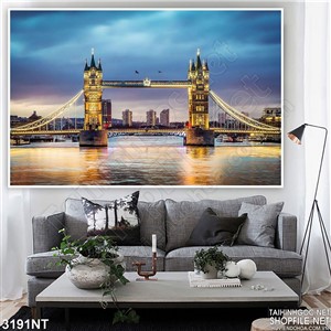 Tranh cầu tháp đôi lung linh trên biển