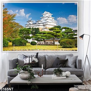 Tranh ngôi chùa trắng dưới tán lá thông xanh