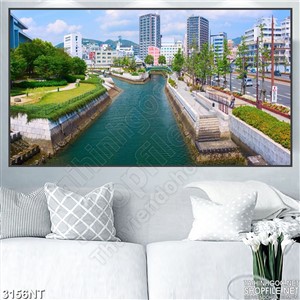 Tranh dòng sông xanh tĩnh lặng giữa thành phố