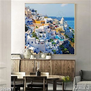 Tranh ngôi làng bao quanh đồi trên biển