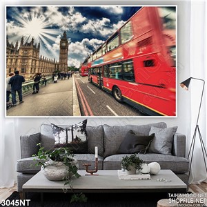 Tranh chiếc xe buýt đỏ chạy trên đường