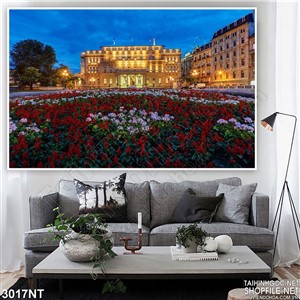 Tranh vườn hoa trước tòa nhà về đêm