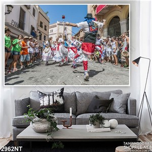 Tranh dòng người nhảy múa giữa lòng đường