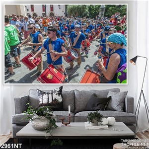 Tranh dòng người đổ xuống đường trẩy hội