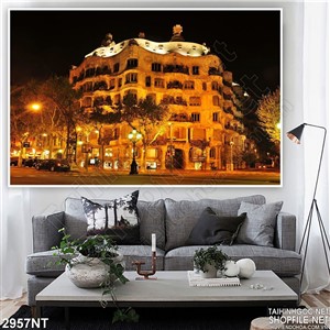 Tranh tòa nhà giữa lòng thành phố sáng đèn