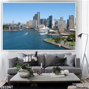 Tranh biển xanh bên thành phố cao tầng