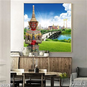 Tranh tượng phật bên cầu dẫn vào ngôi chùa